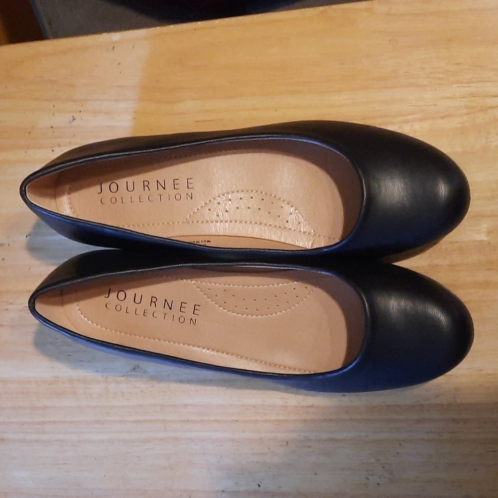 Black pumps, low heels